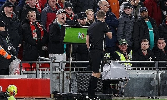 Bàn thắng của Man City vào lưới Liverpool bị hủy hy hữu