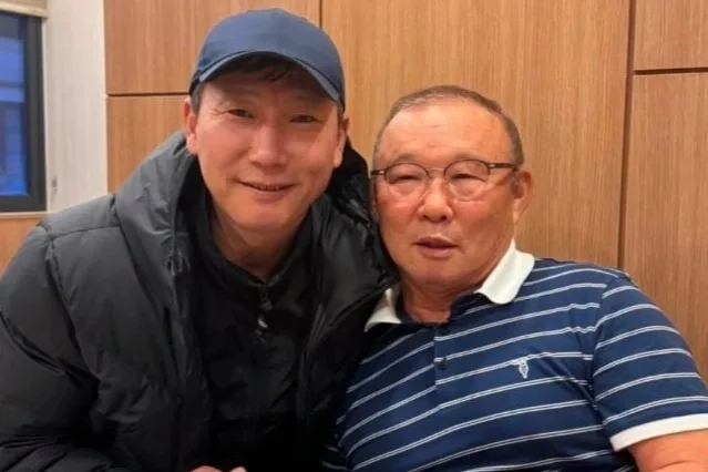 Hình ảnh gây chú ý của hai HLV Park Hang Seo và Kim Sang Sik