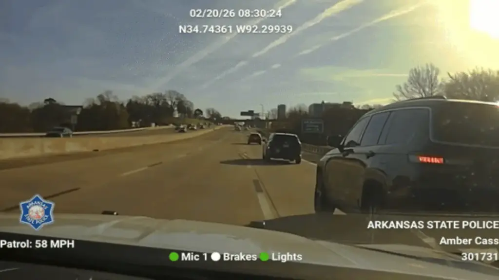 Cảnh sát Mỹ đâm xoay ôtô của người bố chở con nhỏ đi cấp cứu